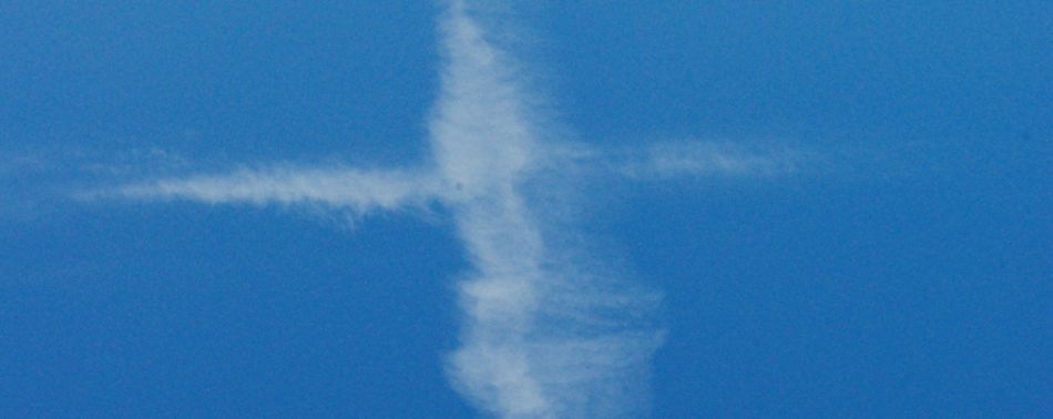 Kondensstreifen bilden Kreuz am Himmel
