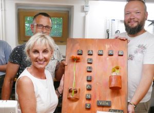 Menschen mit gebastelter Dankes-Tafel bei der Eröffnung des Kreativraums in der Villa Oberholz