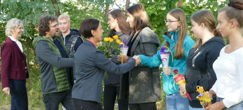 Die neuen Pflege-Azubis werden mit Blumen und Zuckertüten begrüßt