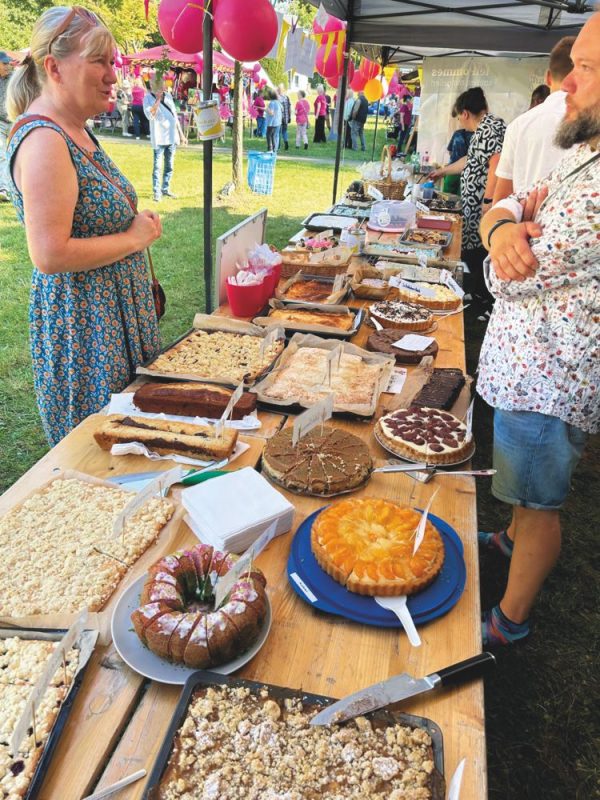 am Kuchenstand der Villa Oberholz für Kinderhospiz Bärenherz