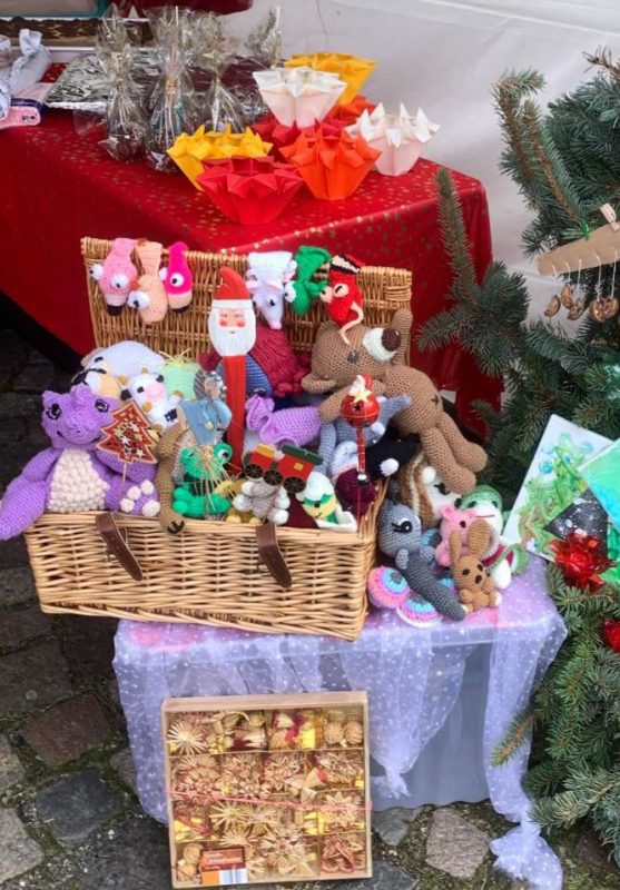 Stand der Villa Oberholz mit Weihnachtsdeko und Geschenken beim Wichtelmarkt
