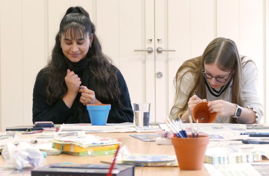Zwei Auszubildende gestalten Tontöpfe beim Azubitag der Diakonie Leipziger Land