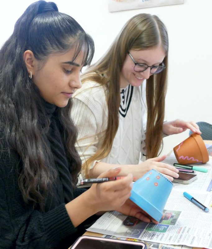 Zwei Auszubildende gestalten Tontöpfe beim Azubitag der Diakonie Leipziger Land