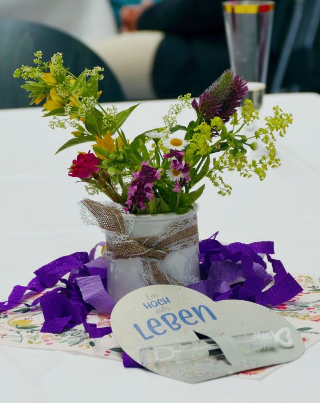 Blumenstrauß und Tischschmuck mit Seifenblasen-Fläschchen
